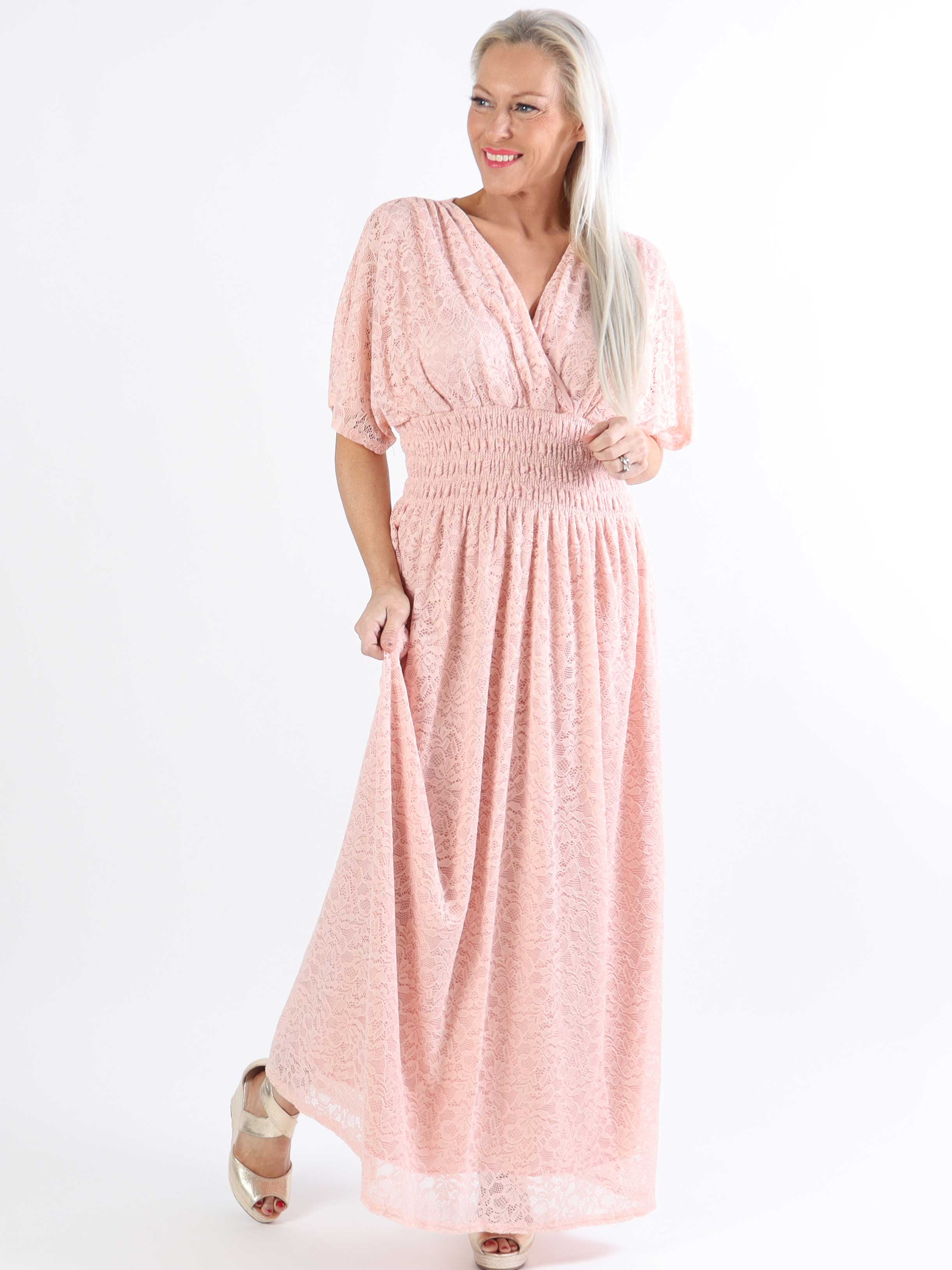 Pams Lace - Lang plus size kjole i blonde med smock under brystet